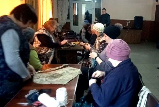 
Волонтери с.Семенівка виготовляють маскувальні сітки